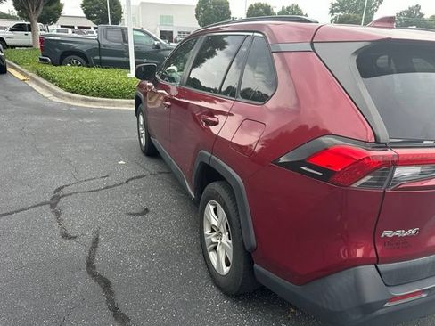 Used 2019 Toyota RAV4 XLE w/ Convenience Package FWD image 2