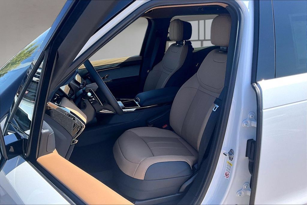 New 2026 Land Rover Range Rover Sport Dynamic SE AWD/4WD image 9