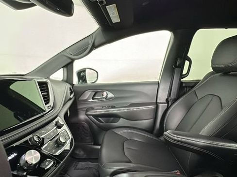New 2026 Chrysler Pacifica Select FWD image 22