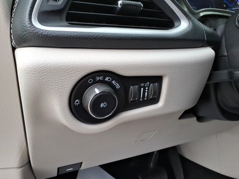 Used 2024 Chrysler Pacifica Limited FWD image 17