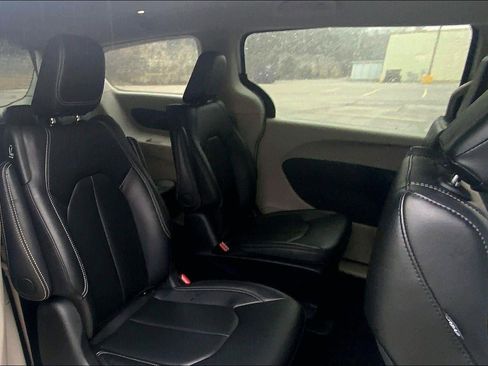 Used 2024 Chrysler Pacifica Select image 23