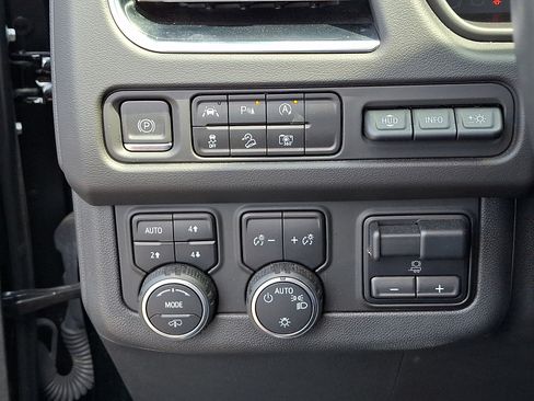 Used 2023 Chevrolet Suburban High Country AWD/4WD image 23
