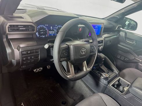 Used 2025 Toyota Tacoma TRD Sport image 9