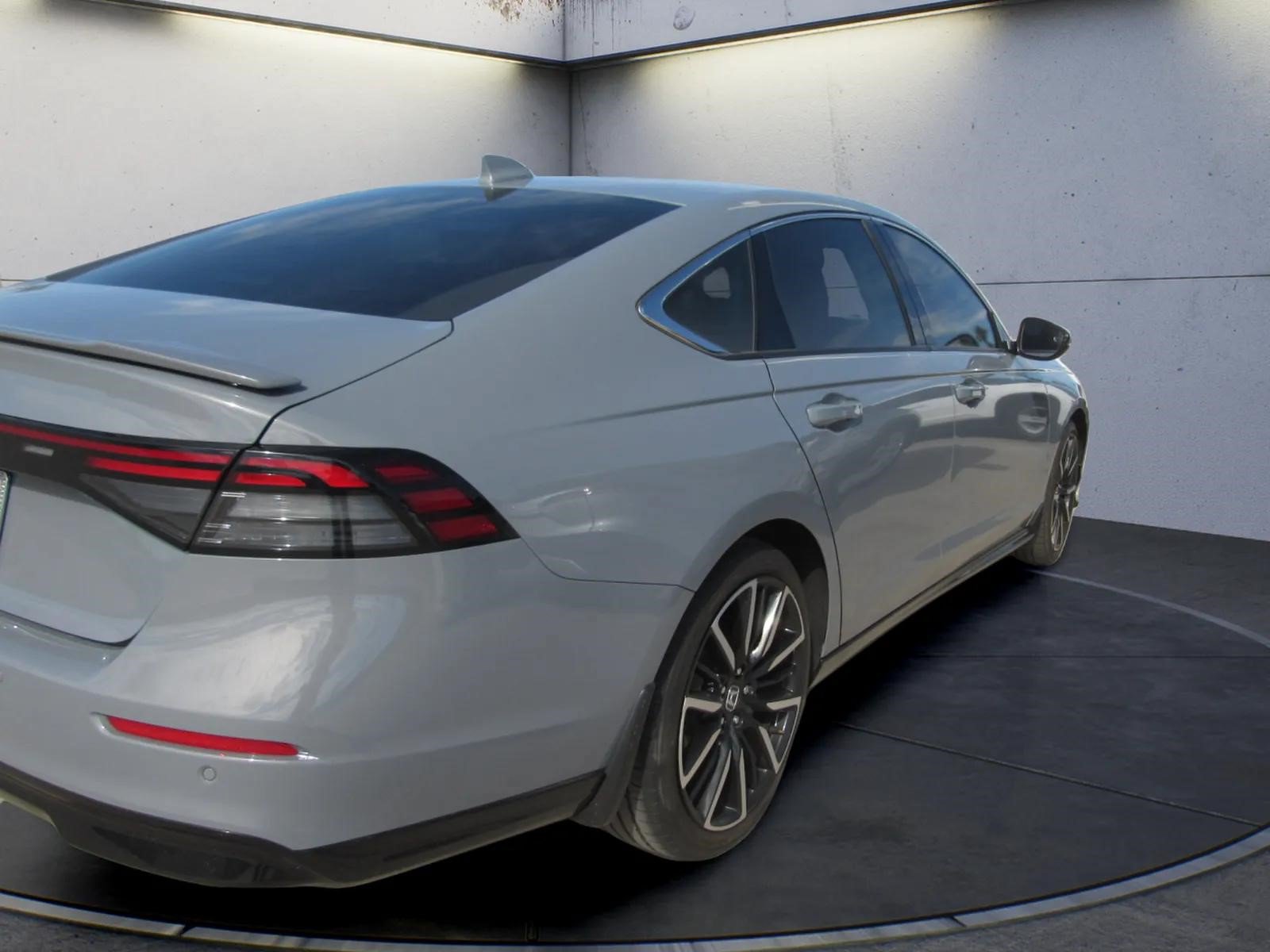 Used 2024 Honda Accord Touring image 3