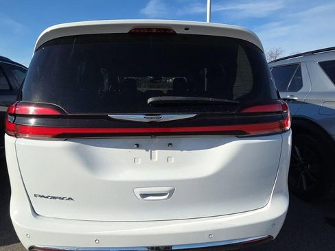 Used 2024 Chrysler Pacifica Touring-L image 6