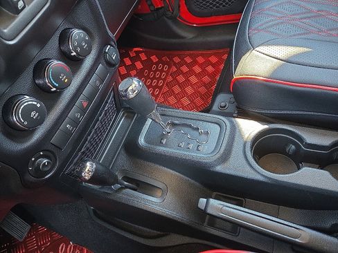 Used 2018 Jeep Wrangler Unlimited Sahara w/ Connectivity Group image 25