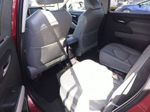 Used 2022 Toyota Highlander XLE AWD/4WD image 3