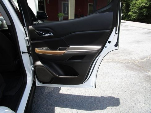 Used 2023 GMC Acadia SLE w/ Driver Convenience Package FWD image 28
