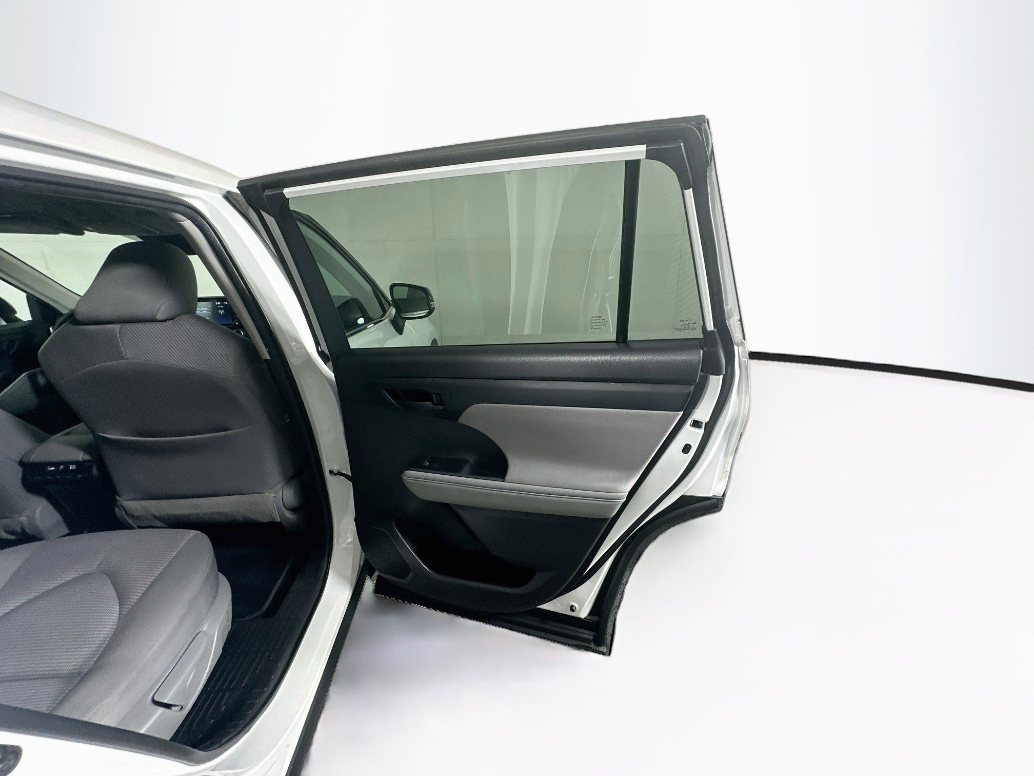 Used 2022 Toyota Highlander LE FWD image 31