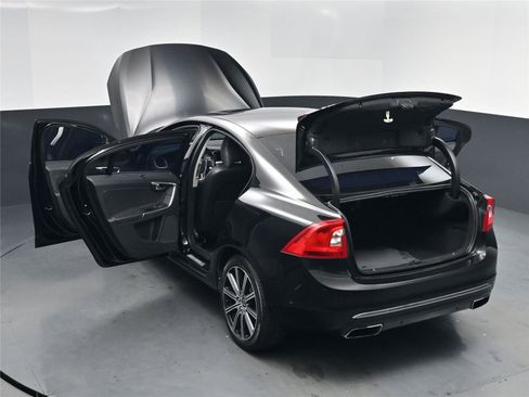 Used 2018 Volvo S60 T5 Inscription image 24