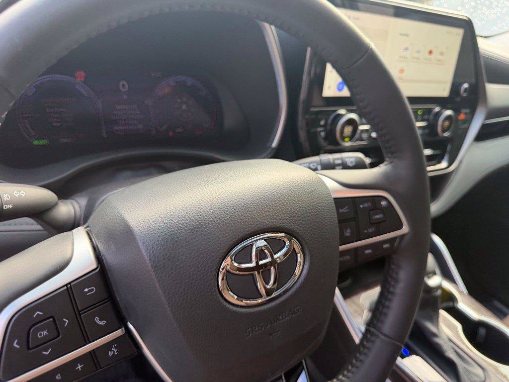 Used 2025 Toyota Highlander Limited AWD/4WD image 25