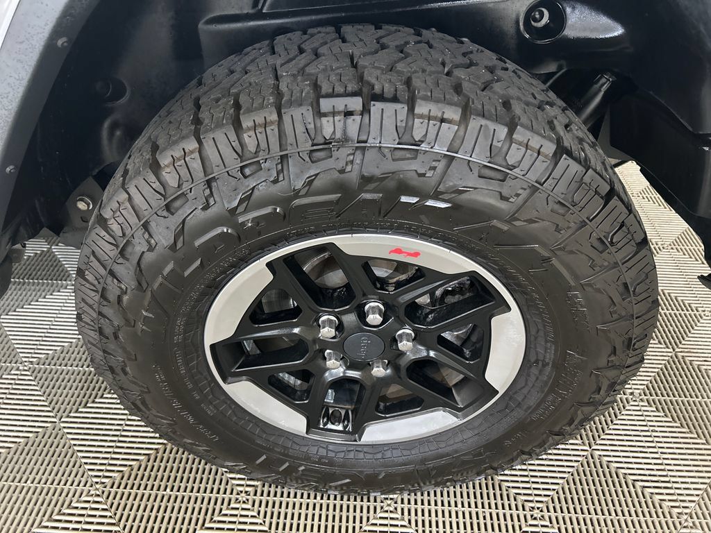 Used 2018 Jeep Wrangler Unlimited Sahara AWD/4WD image 10