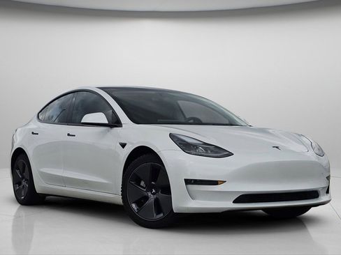 Used 2023 Tesla Model 3 Standard Range image 2