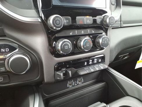 New 2026 RAM 1500 4x4 Crew Cab image 17