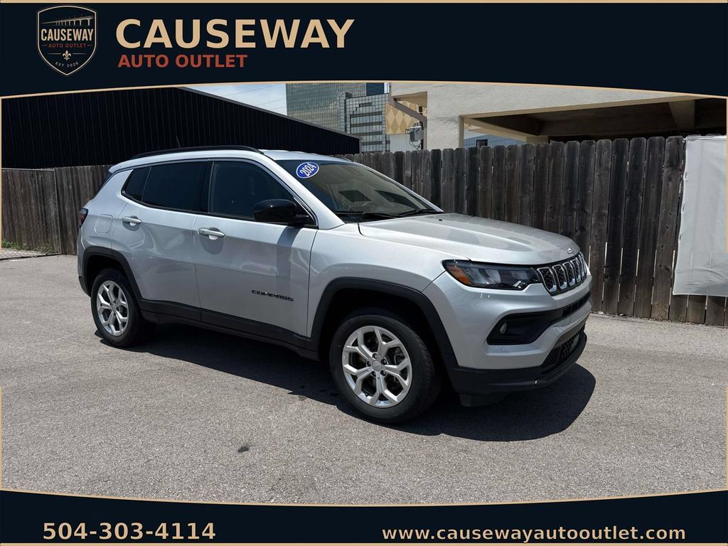 Used 2024 Jeep Compass Latitude AWD/4WD image 1