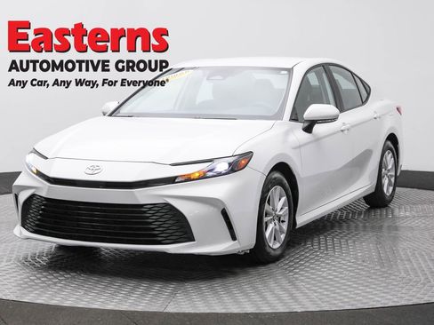 Used 2025 Toyota Camry LE image 1