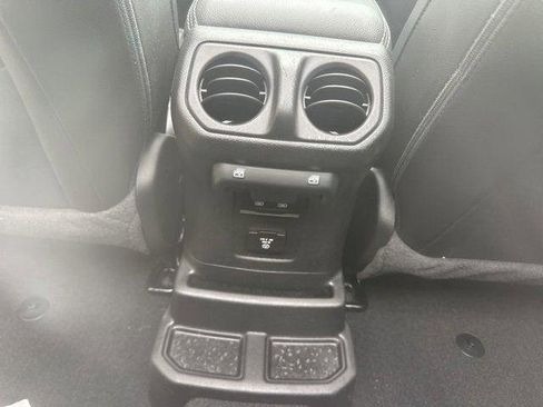 Certified 2022 Jeep Wrangler Unlimited Sahara AWD/4WD image 19