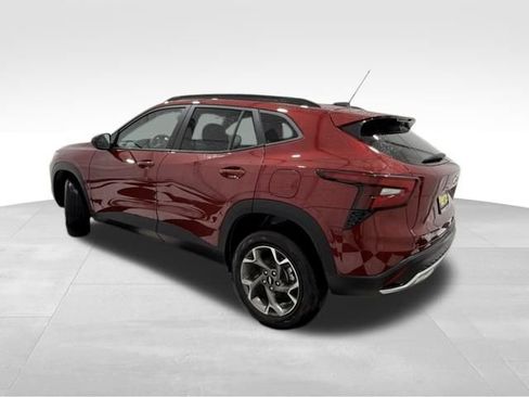 Used 2025 Chevrolet Trax LT image 2