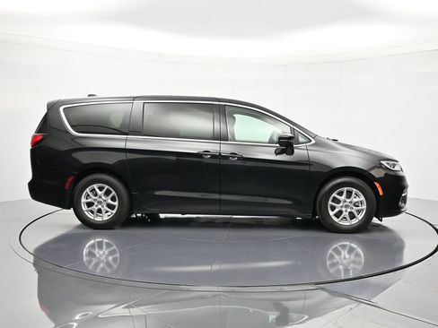 Used 2023 Chrysler Pacifica Touring-L FWD image 4