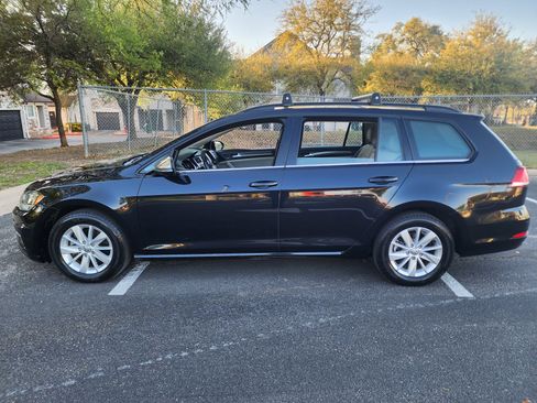 Used 2019 Volkswagen Golf S image 4