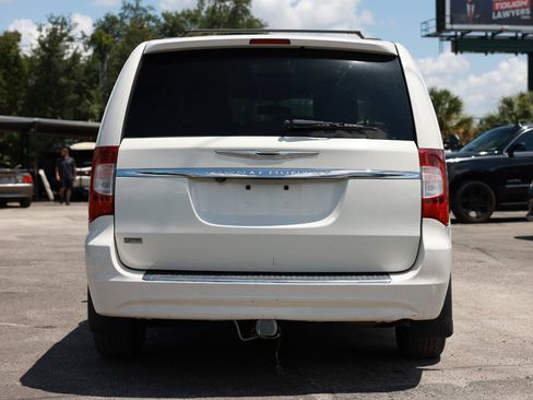 Used 2013 Chrysler Town & Country Touring FWD image 7
