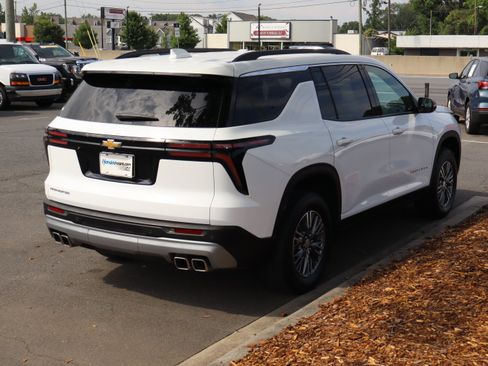 Used 2025 Chevrolet Traverse LT FWD image 10