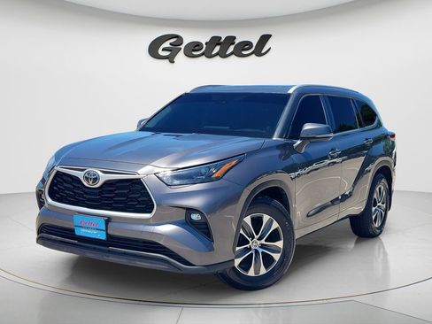 Used 2022 Toyota Highlander XLE AWD/4WD image 1