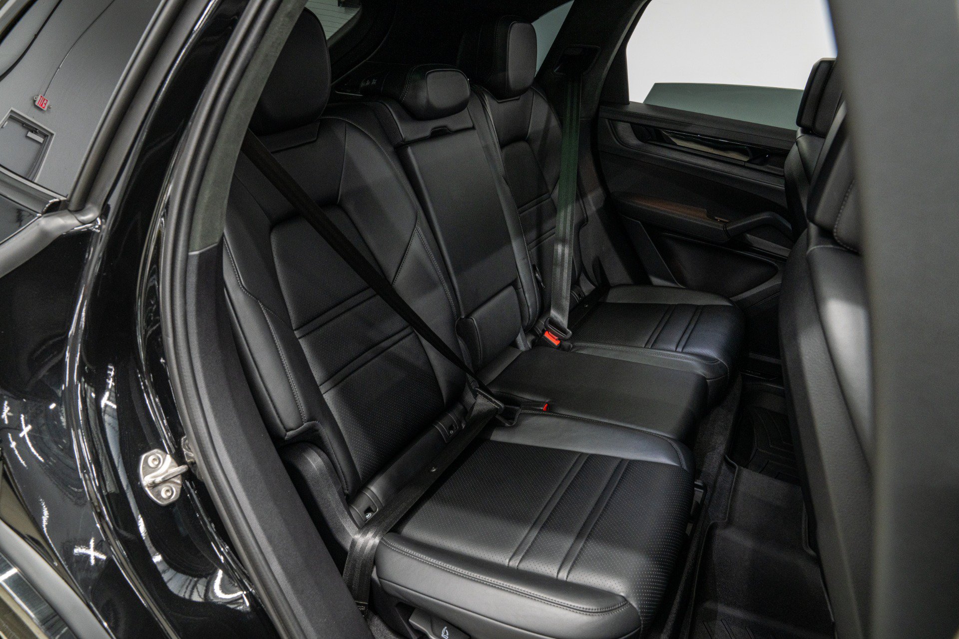 Used 2025 Porsche Cayenne GTS AWD/4WD image 40