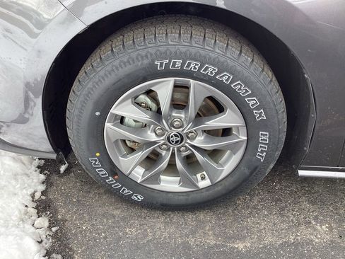 Used 2025 Toyota Sienna LE image 32