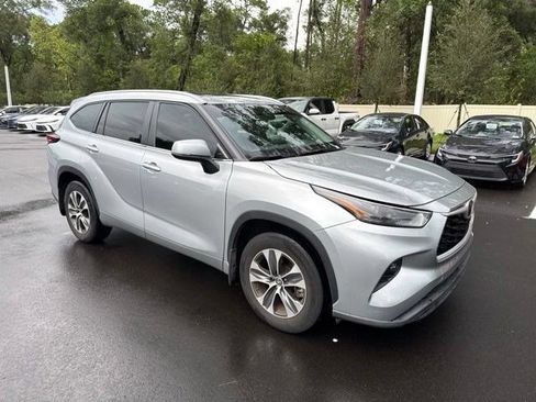 Used 2024 Toyota Highlander XLE FWD image 3