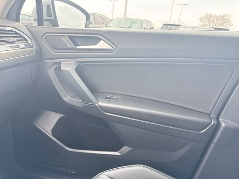 Used 2020 Volkswagen Tiguan SE image 22