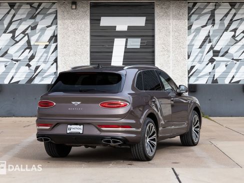 Used 2024 Bentley Bentayga Azure image 15