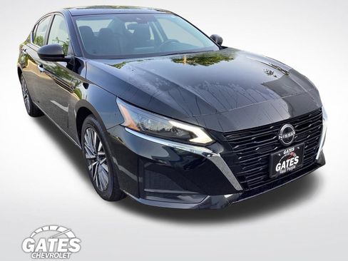 Used 2024 Nissan Altima 2.5 SV AWD/4WD image 1