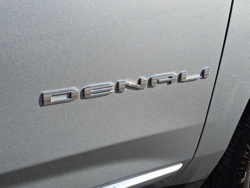 Used 2024 GMC Yukon Denali image 6