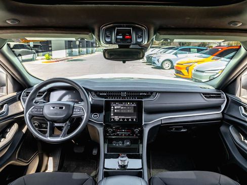 Used 2025 Jeep Grand Cherokee Laredo X RWD image 10