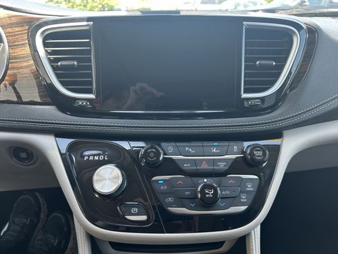 Used 2023 Chrysler Pacifica Limited FWD image 29
