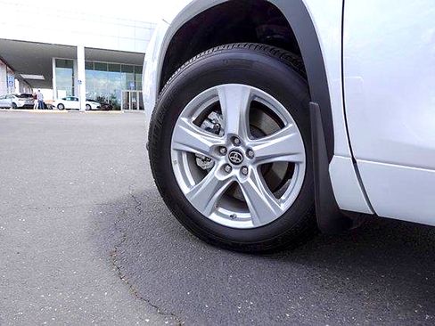 Certified 2025 Toyota Highlander LE AWD/4WD image 8