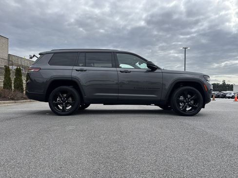 Used 2023 Jeep Grand Cherokee L Laredo image 11