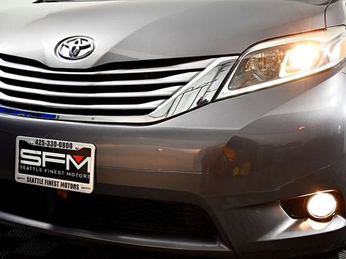 Used 2015 Toyota Sienna XLE image 12