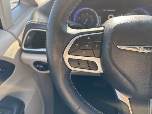 Used 2022 Chrysler Pacifica Touring-L AWD/4WD image 10