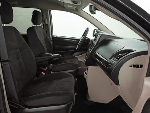Used 2018 Dodge Grand Caravan SE w/ UConnect Hands-Free Group FWD image 17