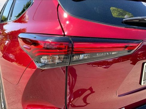 Used 2023 Toyota Highlander XLE AWD/4WD image 23