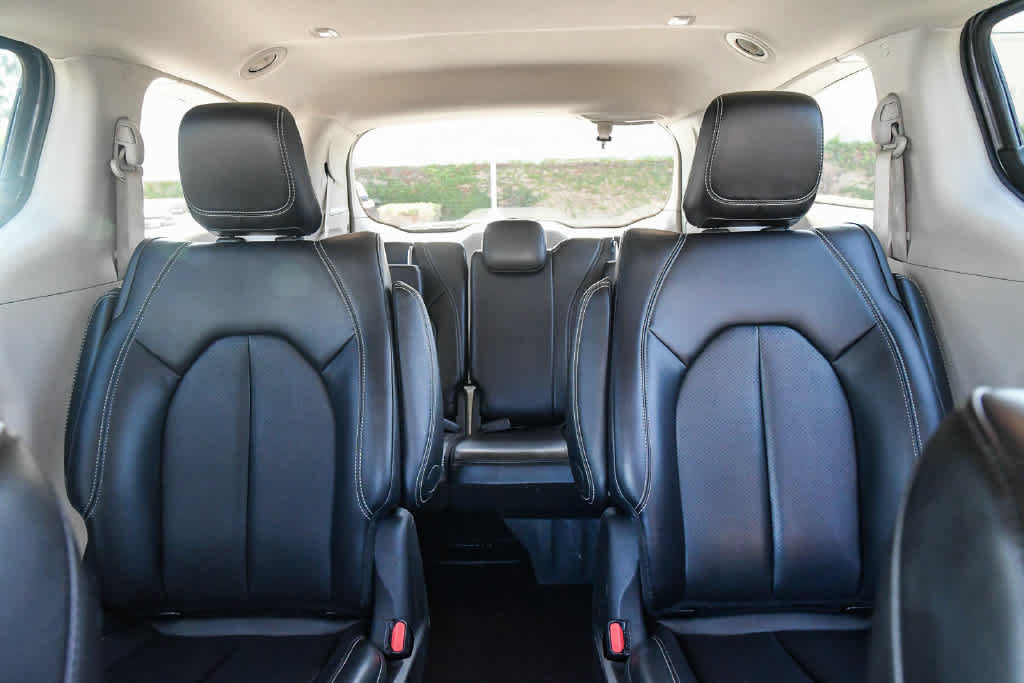 Used 2023 Chrysler Pacifica Touring-L FWD image 17