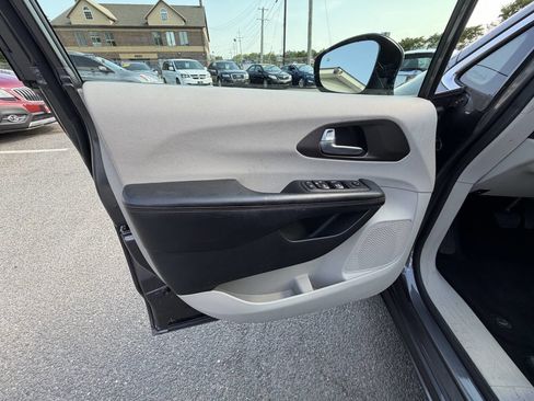 Used 2018 Chrysler Pacifica Touring Plus FWD image 38