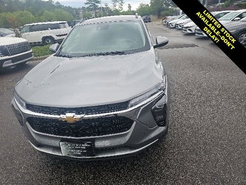 Used 2025 Chevrolet Trax LT w/ LT Convenience Package FWD image 5