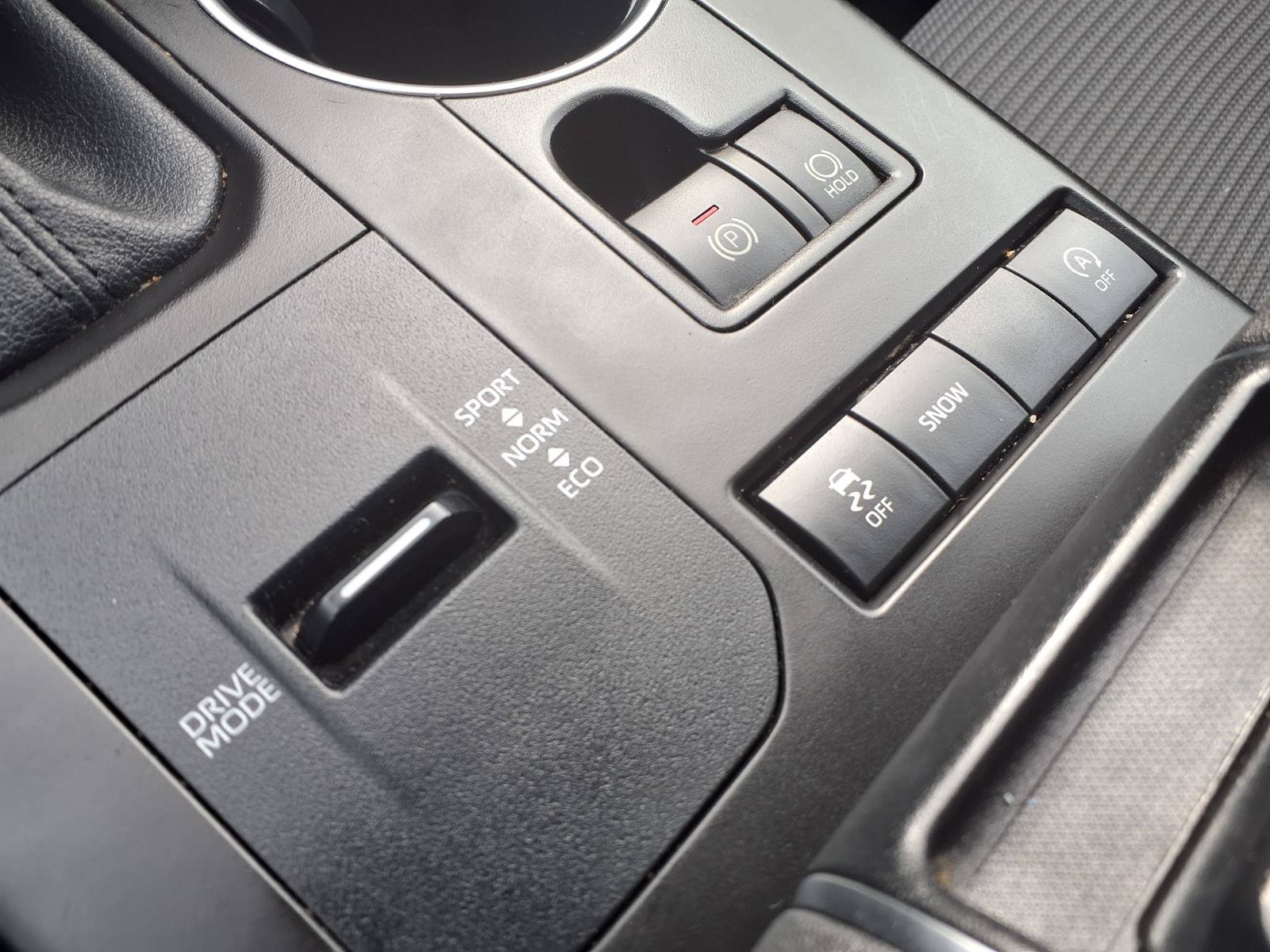 Used 2022 Toyota Highlander LE FWD image 9