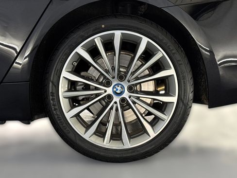 Used 2023 BMW 530e w/ Convenience Package image 11