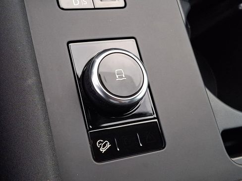 Used 2025 Land Rover Discovery S image 21