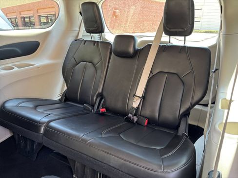 Used 2023 Chrysler Pacifica Touring-L FWD image 26