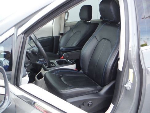 Used 2021 Chrysler Pacifica Touring-L w/ Uconnect Theater Family Group FWD image 18
